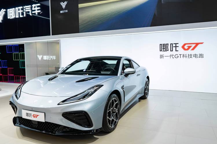 重庆60哪吒汽车在智能汽车领域的表现，领途汽车在新能源汽车市场中的影响力